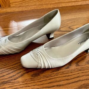 Silver Satin Kitten Heel Dress Shoe, 8.5M, Excellent Condition, Easy Street